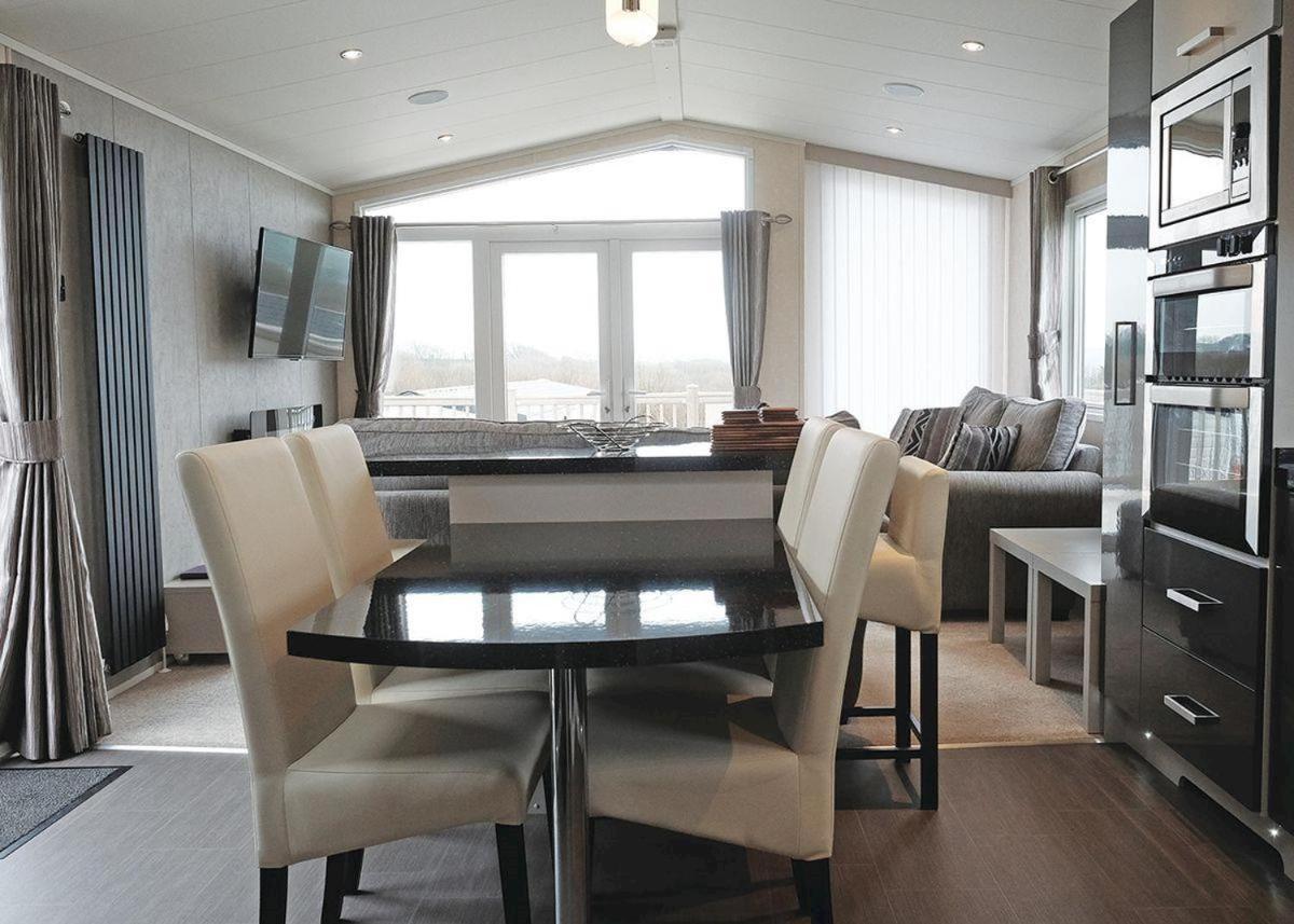 Piran Meadows Resort New Quay Екстериор снимка